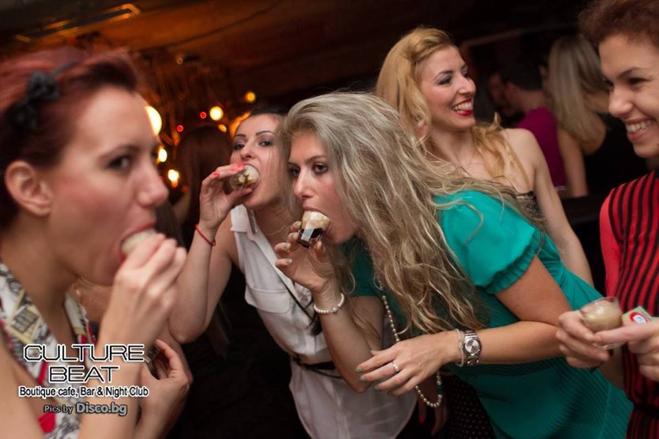 български момичета пият коктейл свирка